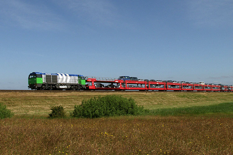 Die Vossloh-Lok 10001459 bei Morsum. Foto: Christoph Müller